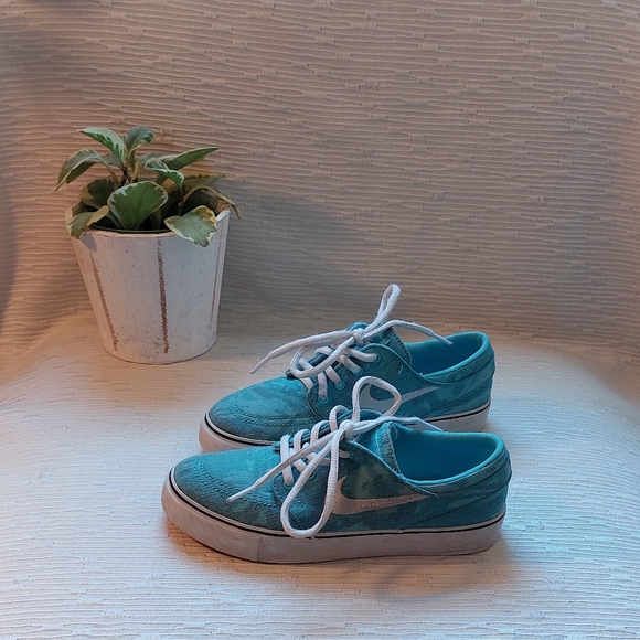 Nike Kids Sneakers in Teal and White - Picture 2 of 11